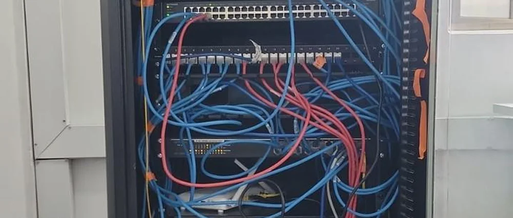 Armario de red · panel de parcheo y switches
